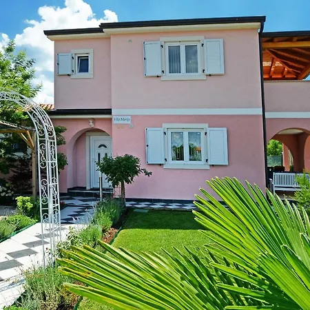 Three-bedroom Marija With Private Pool In Gedici