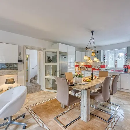 Three-bedroom Marija With Private Pool In Villa Gedići